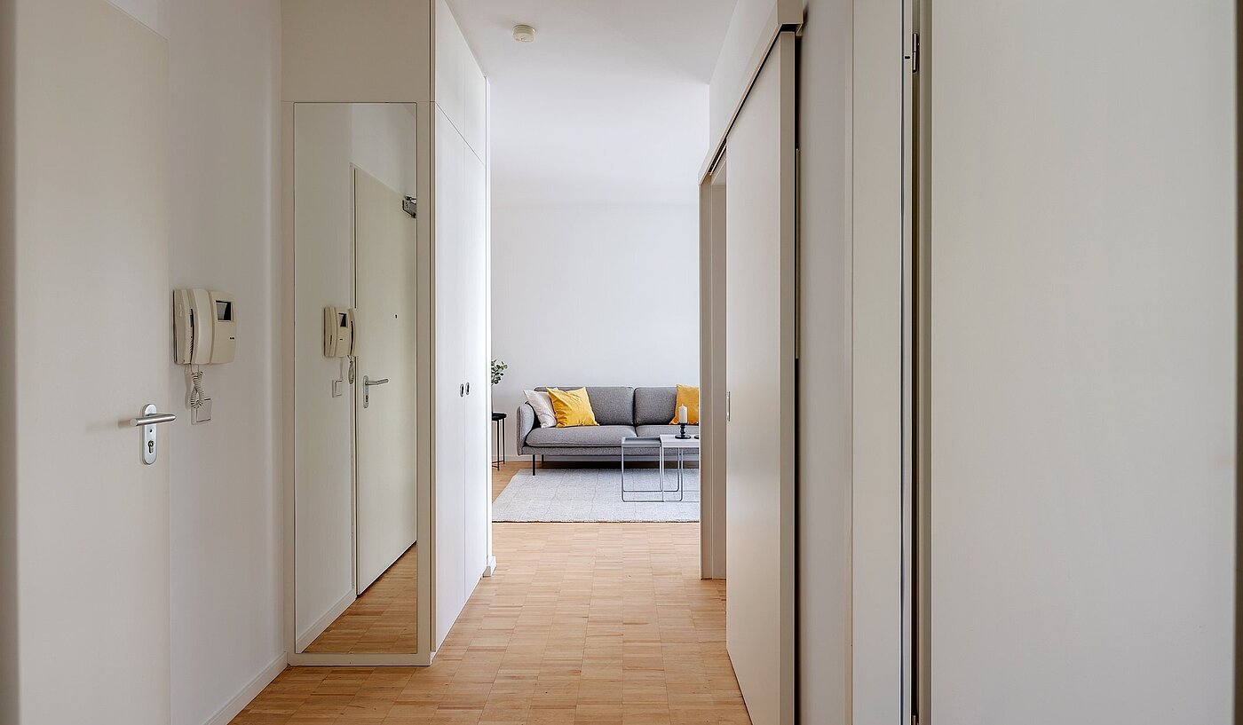 Etagenwohnung mit 2 Zimmern | München-Thalkirchen | 2107ML2 | ...und Blick ins Wohnzimmer