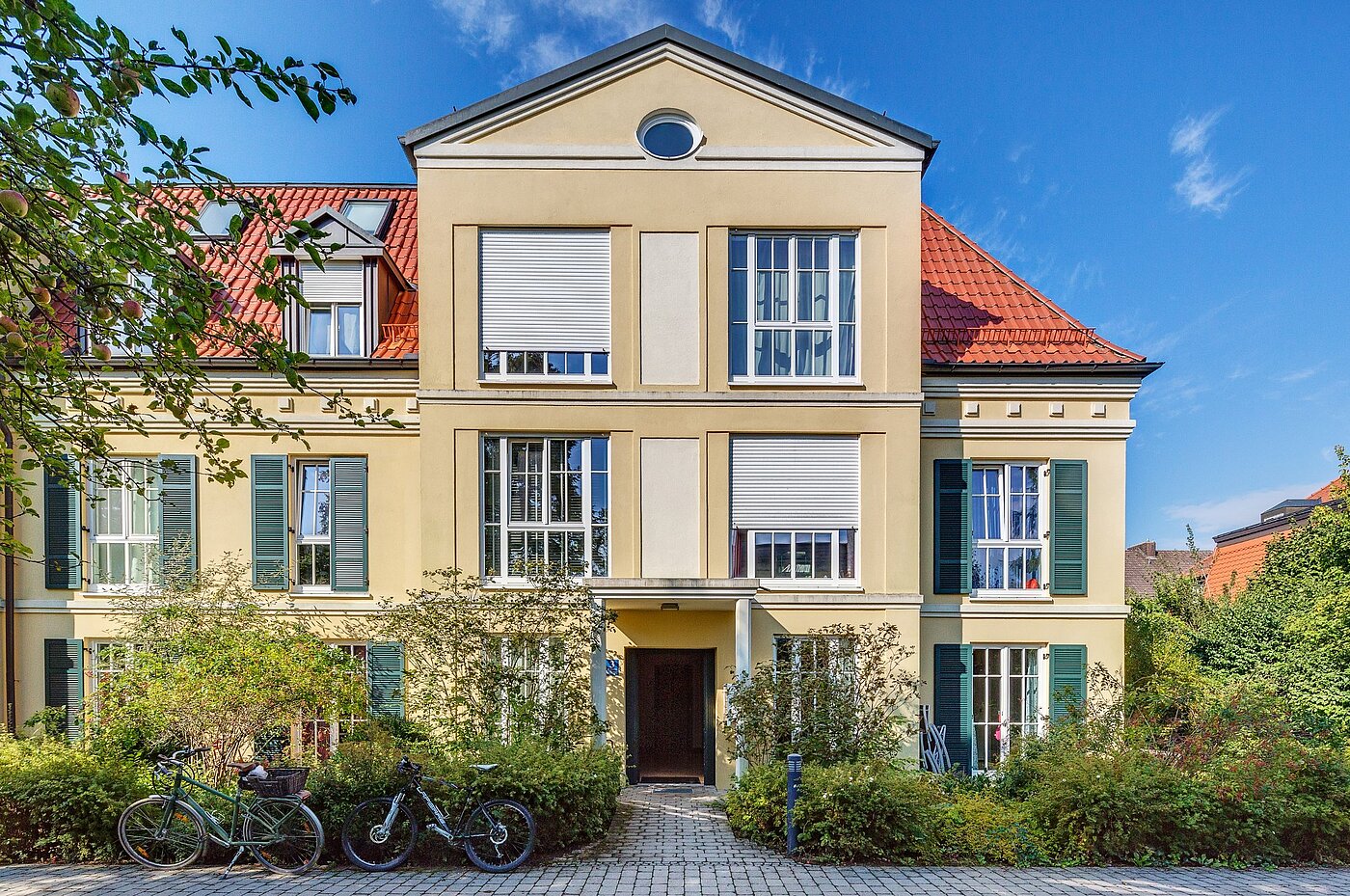 Etagenwohnung mit 3 Zimmern | München-Solln | 1809D8 | Hauseingang