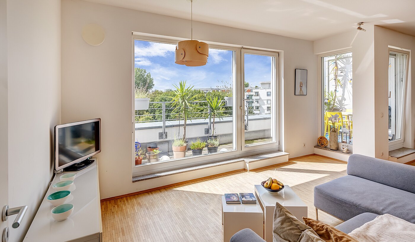 Etagenwohnung mit 2 Zimmern | München-Schwabing | 70153 | ...mit großer Fensterfront