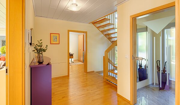 Einfamilienhaus mit 5 Zimmern | Icking | 70438 | Foyer mit Treppe