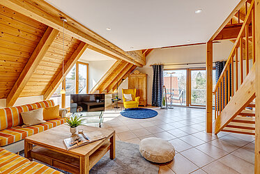 Trudering: 3,5-Zimmer Maisonette-Dachgeschosswohnung mit perfekter Raumaufteilung und Balkon -frei