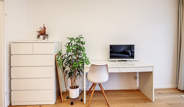 Etagenwohnung mit 1 Zimmer | München-Schwabing | 70475 | ... und kleinem Schreibtisch