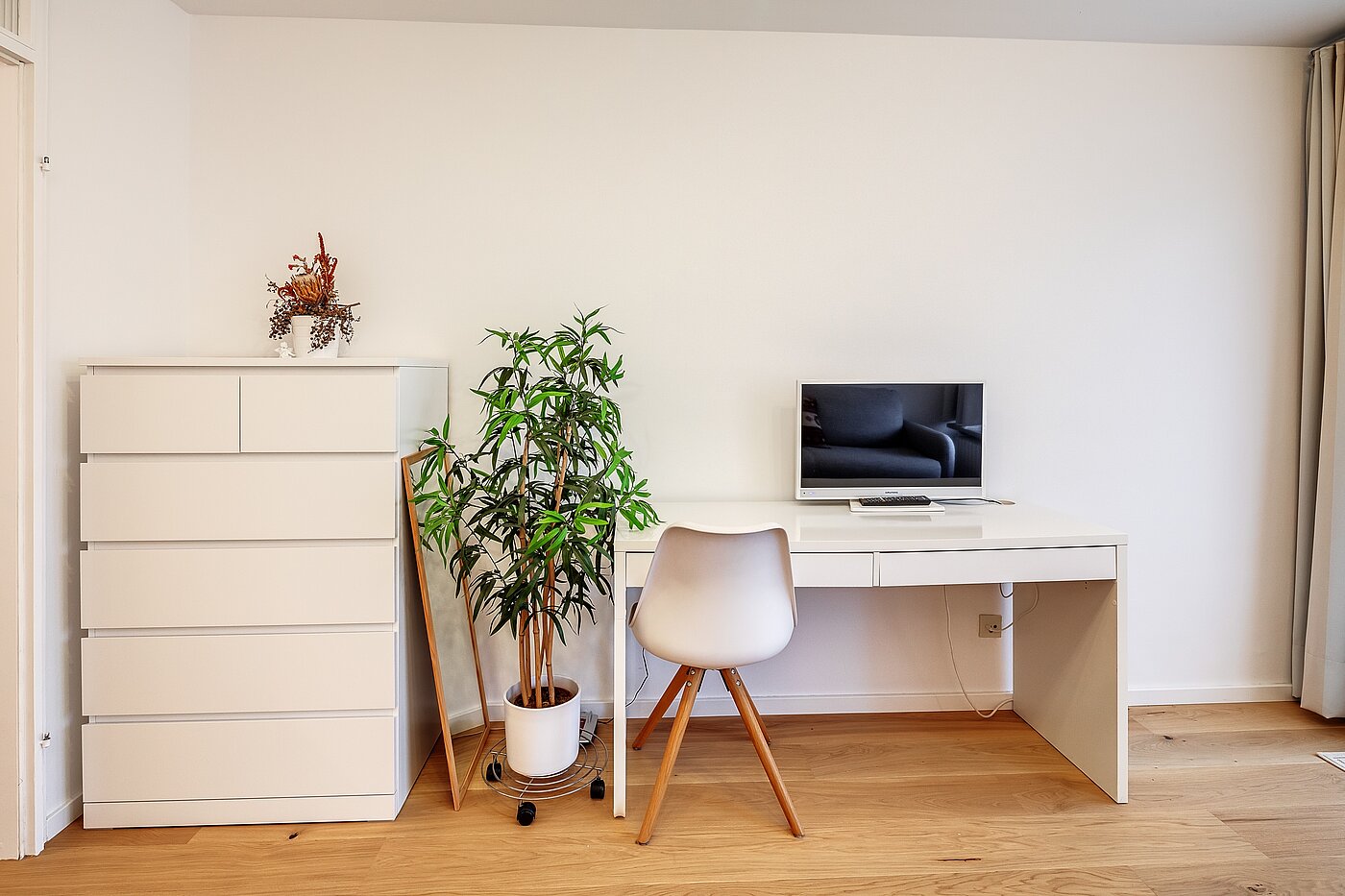 Etagenwohnung mit 1 Zimmer | München-Schwabing | 70475 | ... und kleinem Schreibtisch
