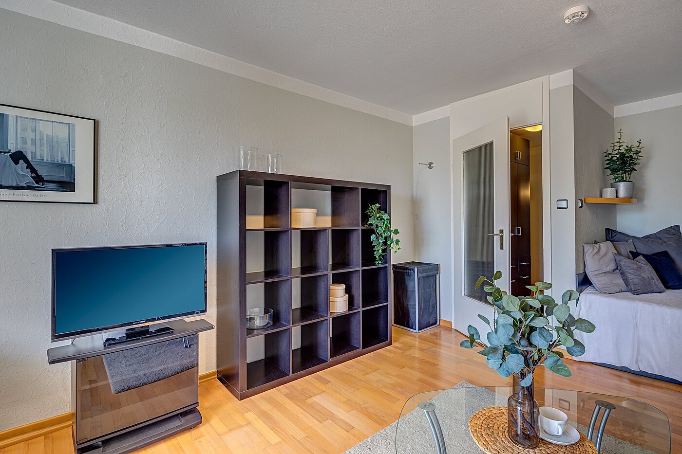 Etagenwohnung mit 1 Zimmer | München-Schwabing | 2109ML1 | großem Bücherregal und...