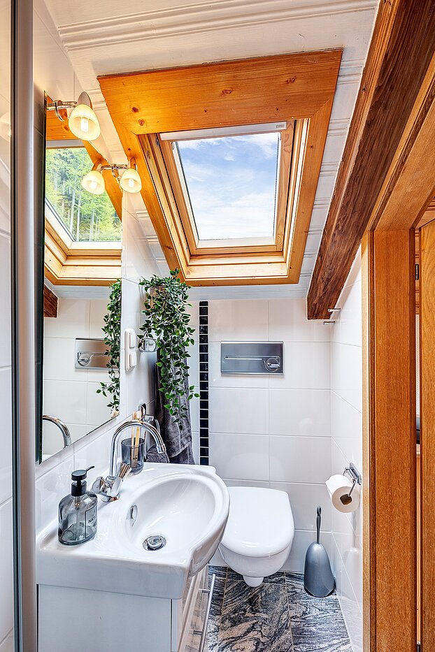 Dachgeschosswohnung mit 2 Zimmern | Bad Wiessee | 70017 | Badezimmer