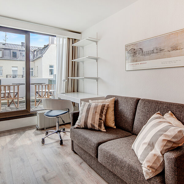 Maxvorstadt: Amalienstraße, Kleines Refugium mit Dachterrasse und Tiefgarage - frei ab 10/26