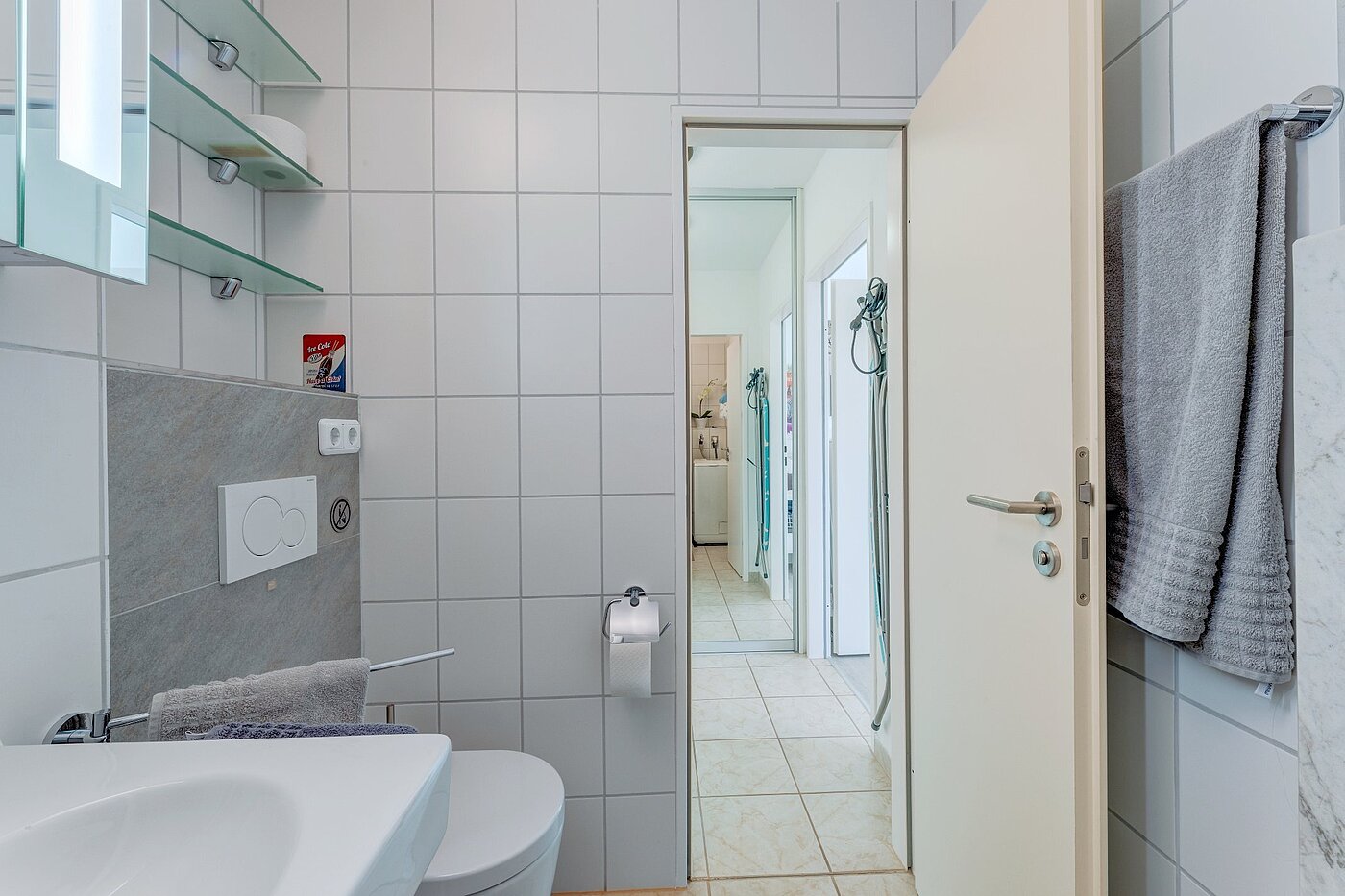 Etagenwohnung mit 1 Zimmer | München-Schwanthalerhöhe | 2106ML8 | Weiß gefliestes Bad...
