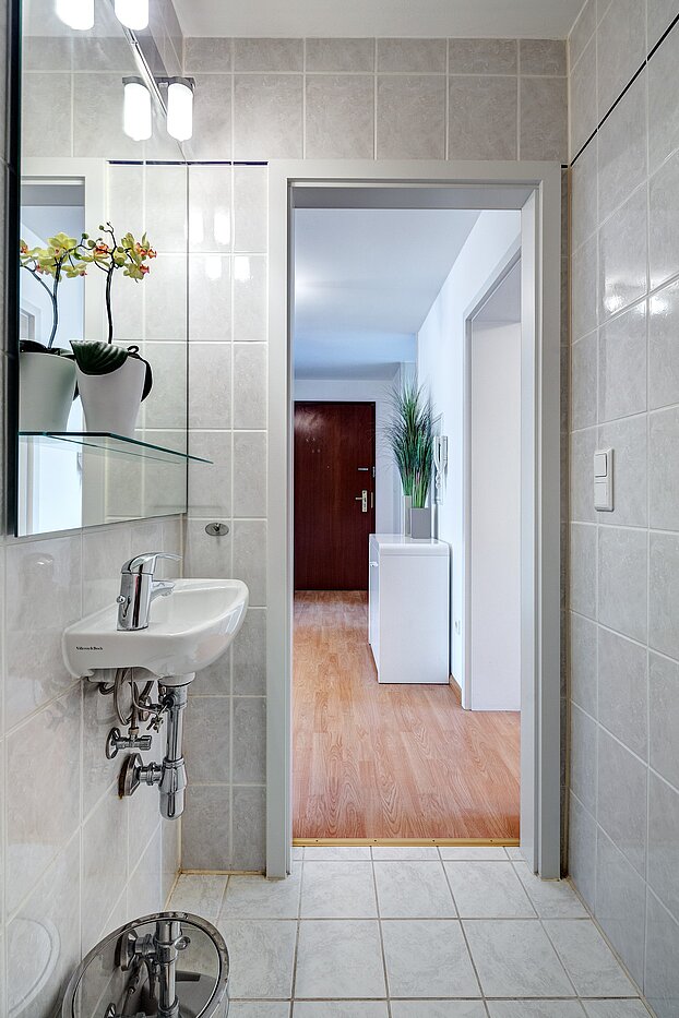 Etagenwohnung mit 2 Zimmern | München-Schwabing | 70102 | ...raumhoch gefliest