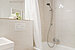 mit Badewanne und Handtuchheizkörper
