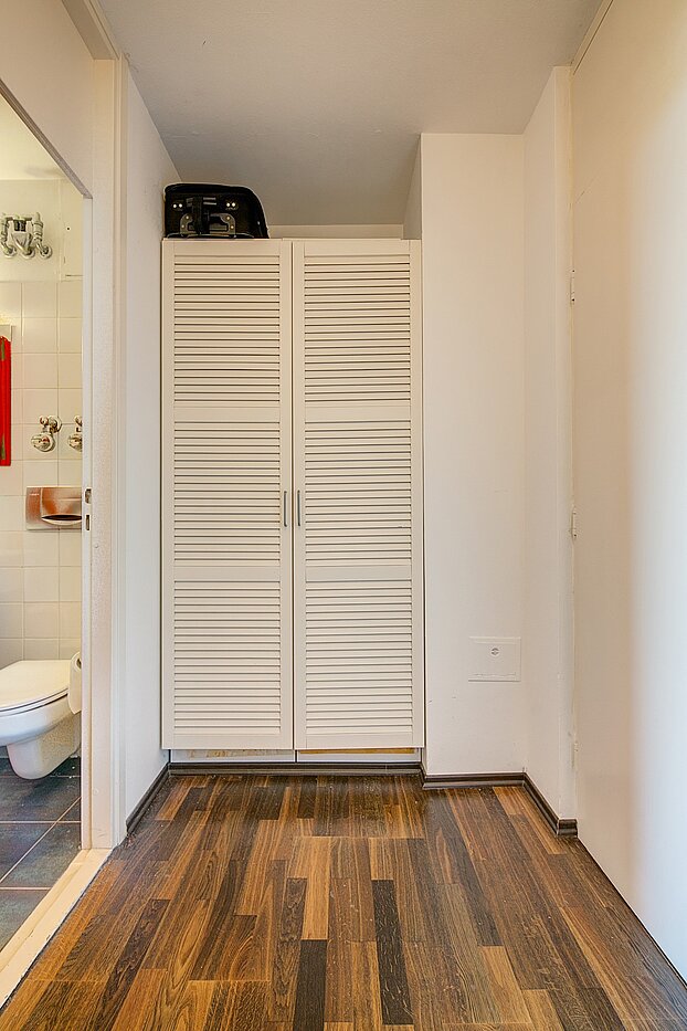Etagenwohnung mit 1 Zimmer | München-Schwabing | 70079 | ...mit 2 Garderobenschränke
