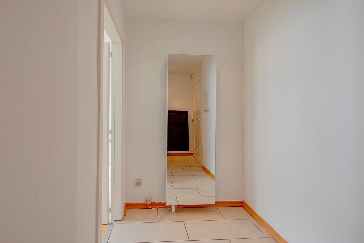 Etagenwohnung mit 2 Zimmern | München-Schwabing | 70130 | Diele Blickrichtung Wohnzimmer