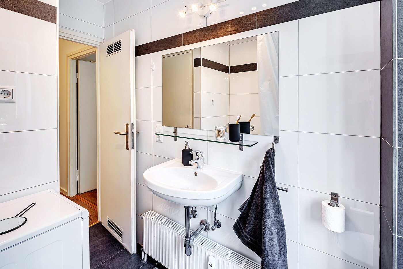 Etagenwohnung mit 2.5 Zimmern | München-Berg am Laim | 70030 | Tageslichtbad mit...