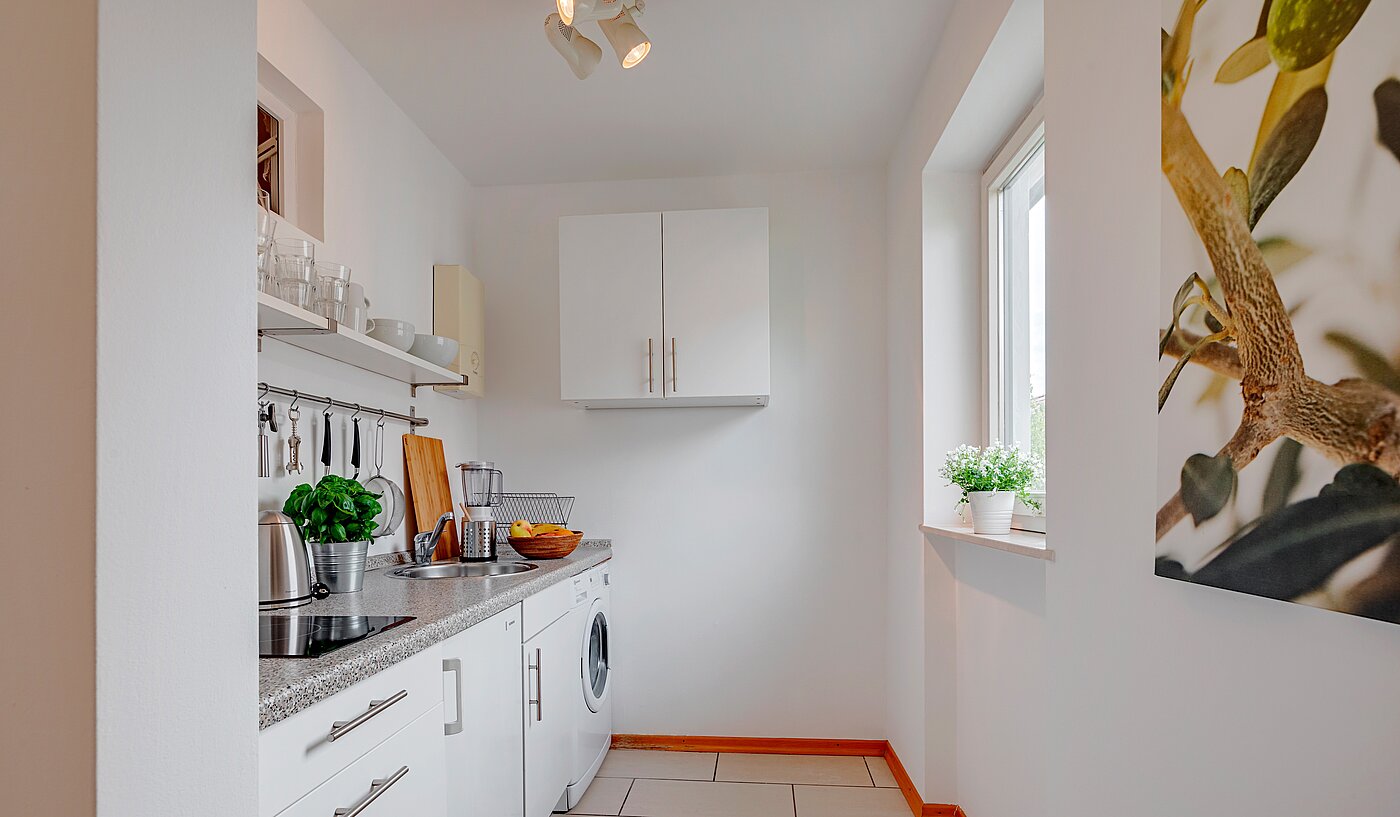 Etagenwohnung mit 2 Zimmern | München-Schwabing | 70130 | Küche mit Fenster...