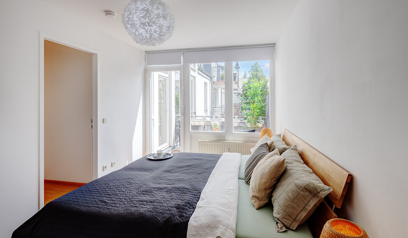 Etagenwohnung mit 2 Zimmern | München-Obersendling | 70039 | Das Schlafzimmer mit Zugang zum Balkon