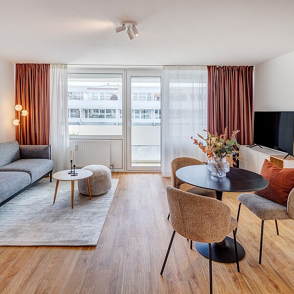 Neuhausen: Stylisches Apartment mit Balkon