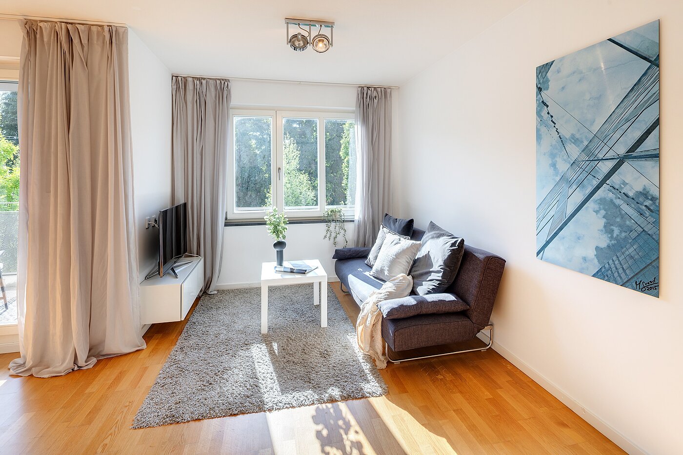 Etagenwohnung mit 2 Zimmern | München-Schwabing | 70278 | Couch und Fernseher