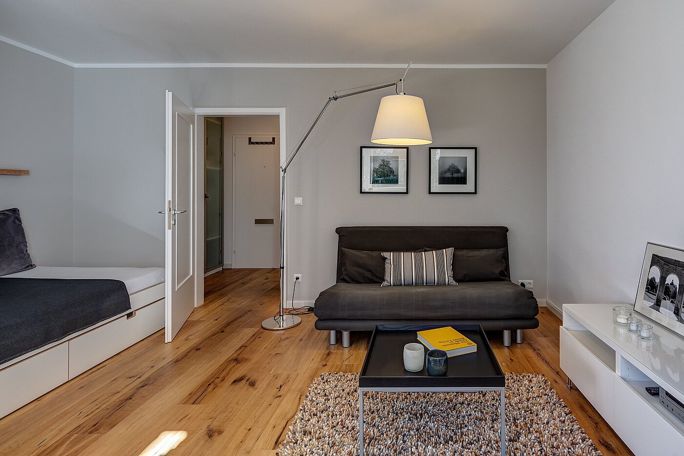 Etagenwohnung mit 1 Zimmer | München-Schwabing | 2109ML5 | Wohnzimmer mit Couch...