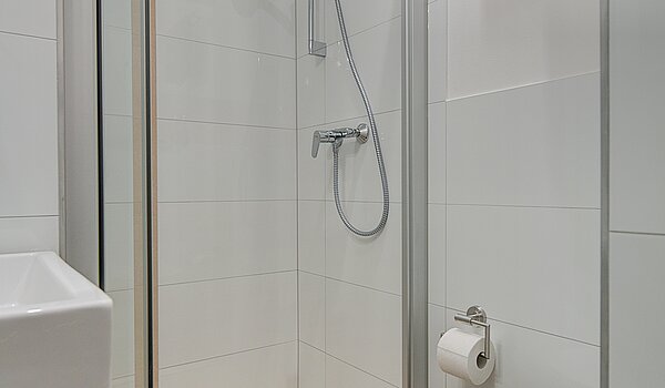 Erdgeschosswohnung mit 4 Zimmern | München-Neuhausen | 70471 | Weiß gefliestes Badezimmer...