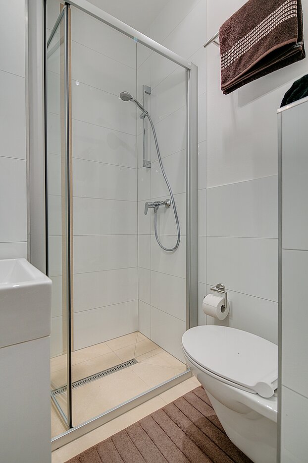 Erdgeschosswohnung mit 4 Zimmern | München-Neuhausen | 70471 | Weiß gefliestes Badezimmer...