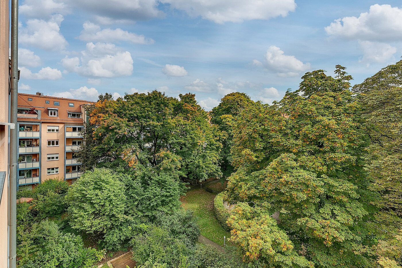 Etagenwohnung mit 2.5 Zimmern | München-Au | 2001ML9 | Der Innenhof im Sommer