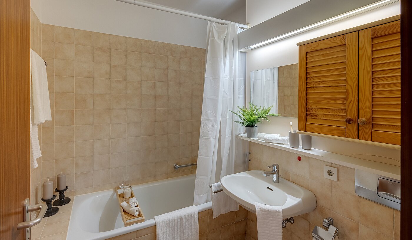 Etagenwohnung mit 1 Zimmer | Starnberg | 2202ML2 | Das helle Wannenbad