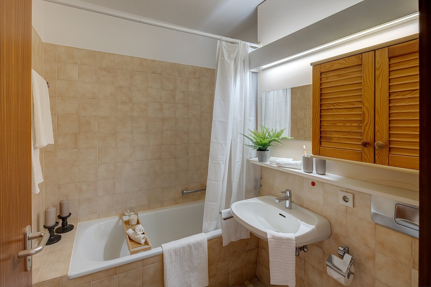 Etagenwohnung mit 1 Zimmer | Starnberg | 2202ML2 | Das helle Wannenbad