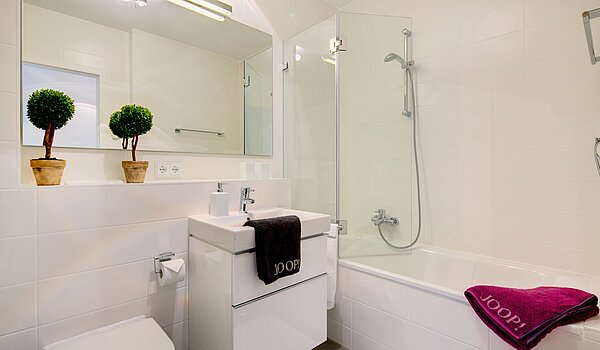 Etagenwohnung mit 2 Zimmern | München-Maxvorstadt | 70023 | Bad mit Badewanne...