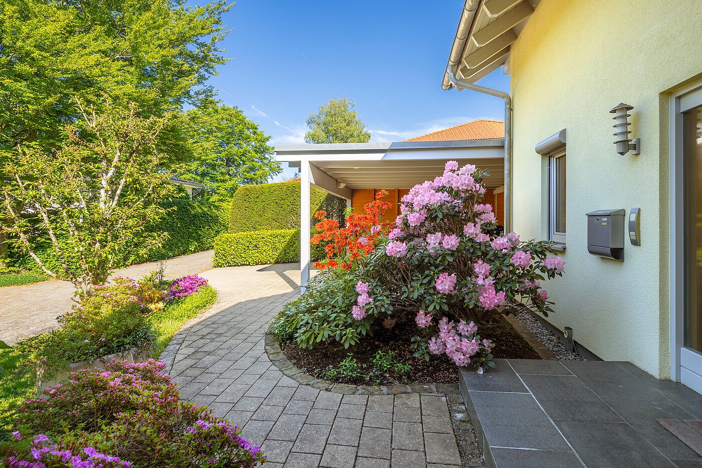 Einfamilienhaus mit 5 Zimmern | Icking | 70438 | Blühender Vorgarten