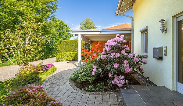 Einfamilienhaus mit 5 Zimmern | Icking | 70438 | Blühender Vorgarten