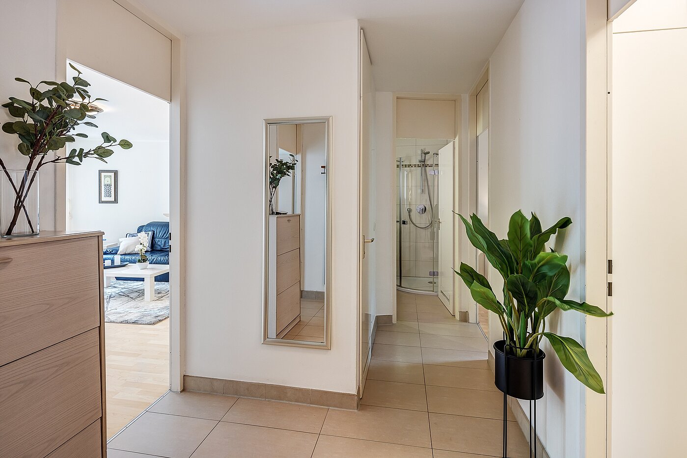 Etagenwohnung mit 2.5 Zimmern | München-Nymphenburg | 2204ML61 | ...mit Blickrichtung WC, Bad und Schlafzimmer