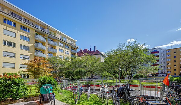 Apartment mit 1 Zimmer | München-Schwabing | 70198 | ...Innenhof im Sommer