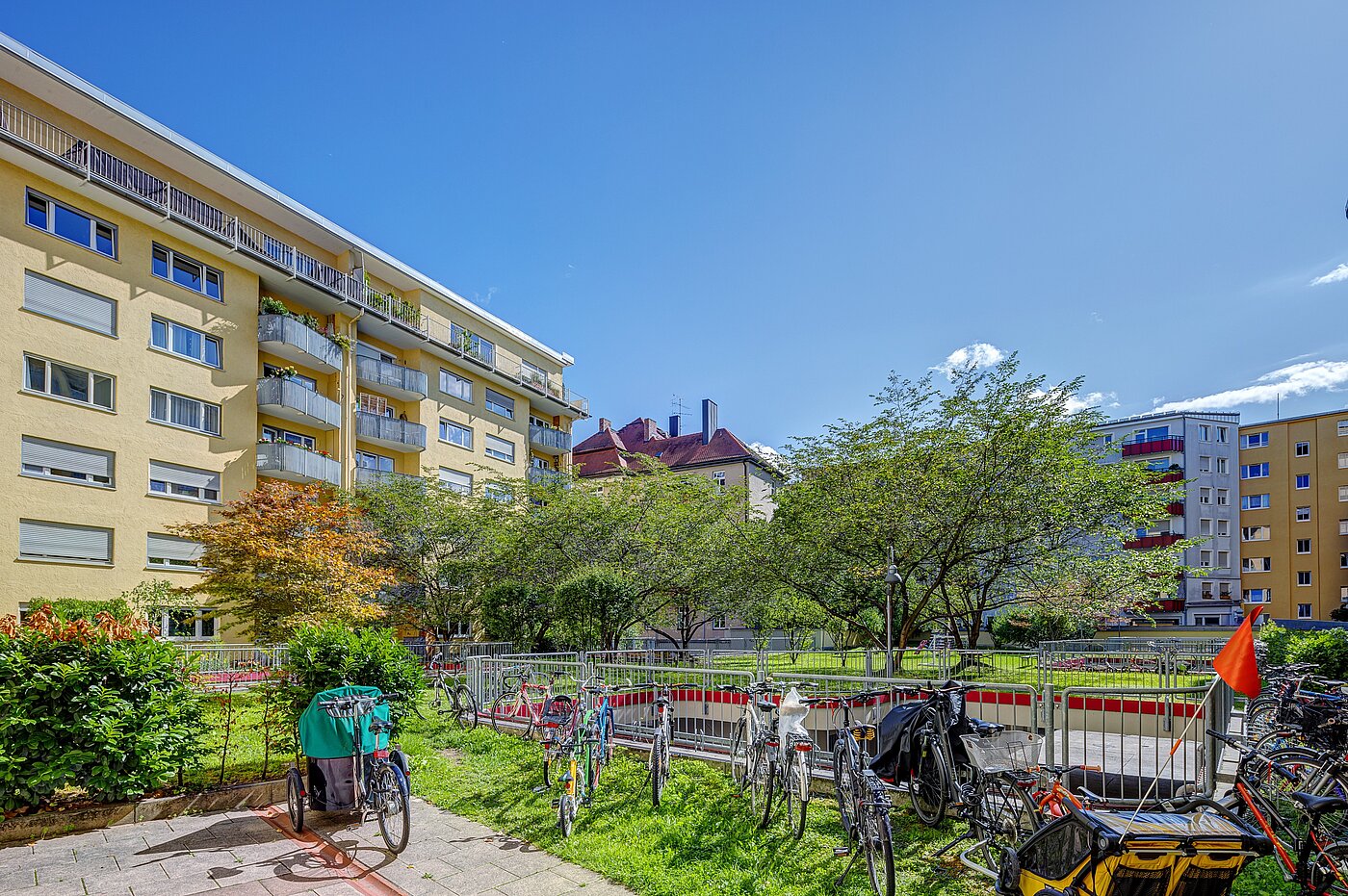 Apartment mit 1 Zimmer | München-Schwabing | 70198 | ...Innenhof im Sommer
