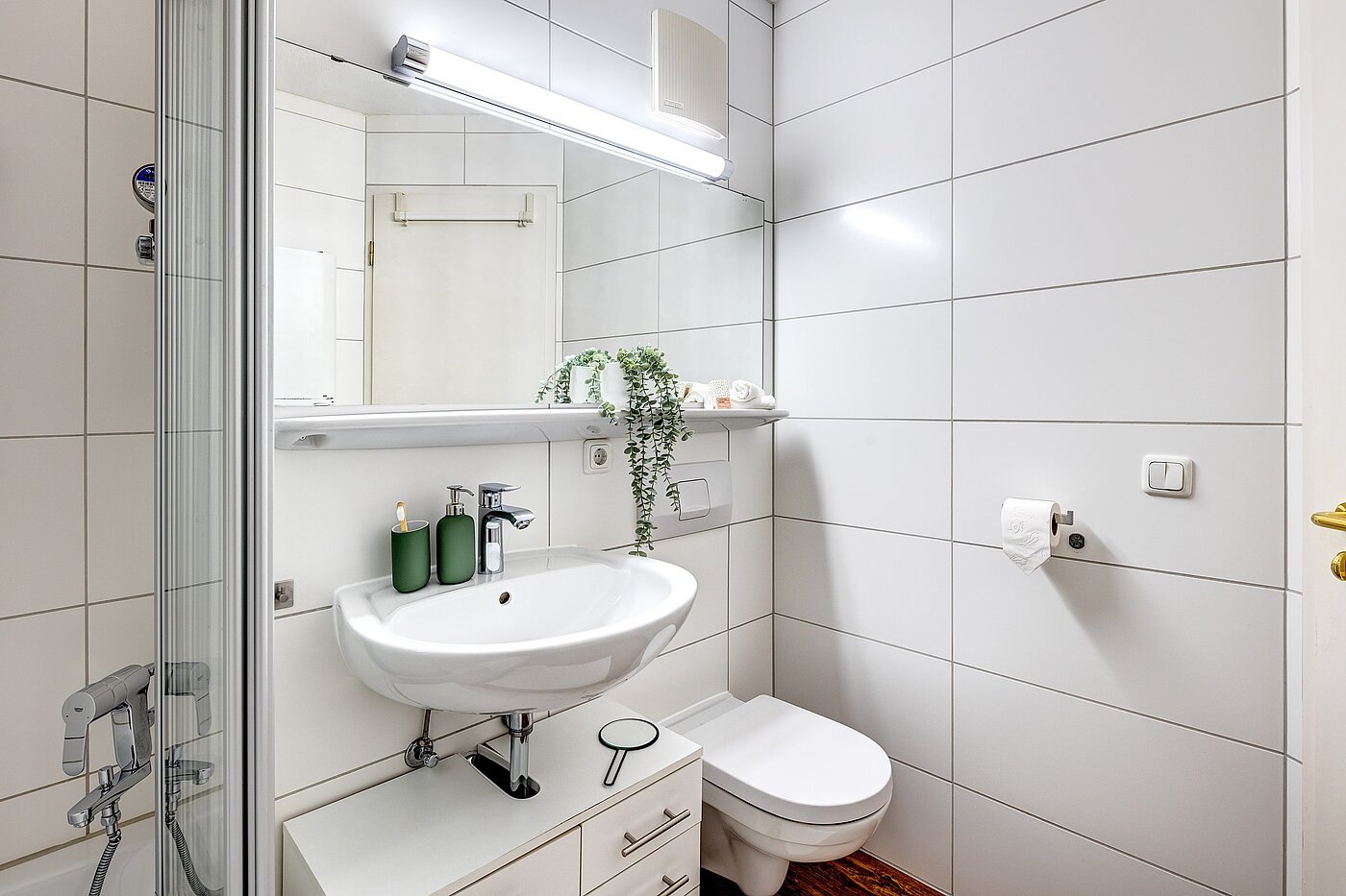 Etagenwohnung mit 2 Zimmern | München-Schwabing | 2205ML71 | ...mit großem Spiegel