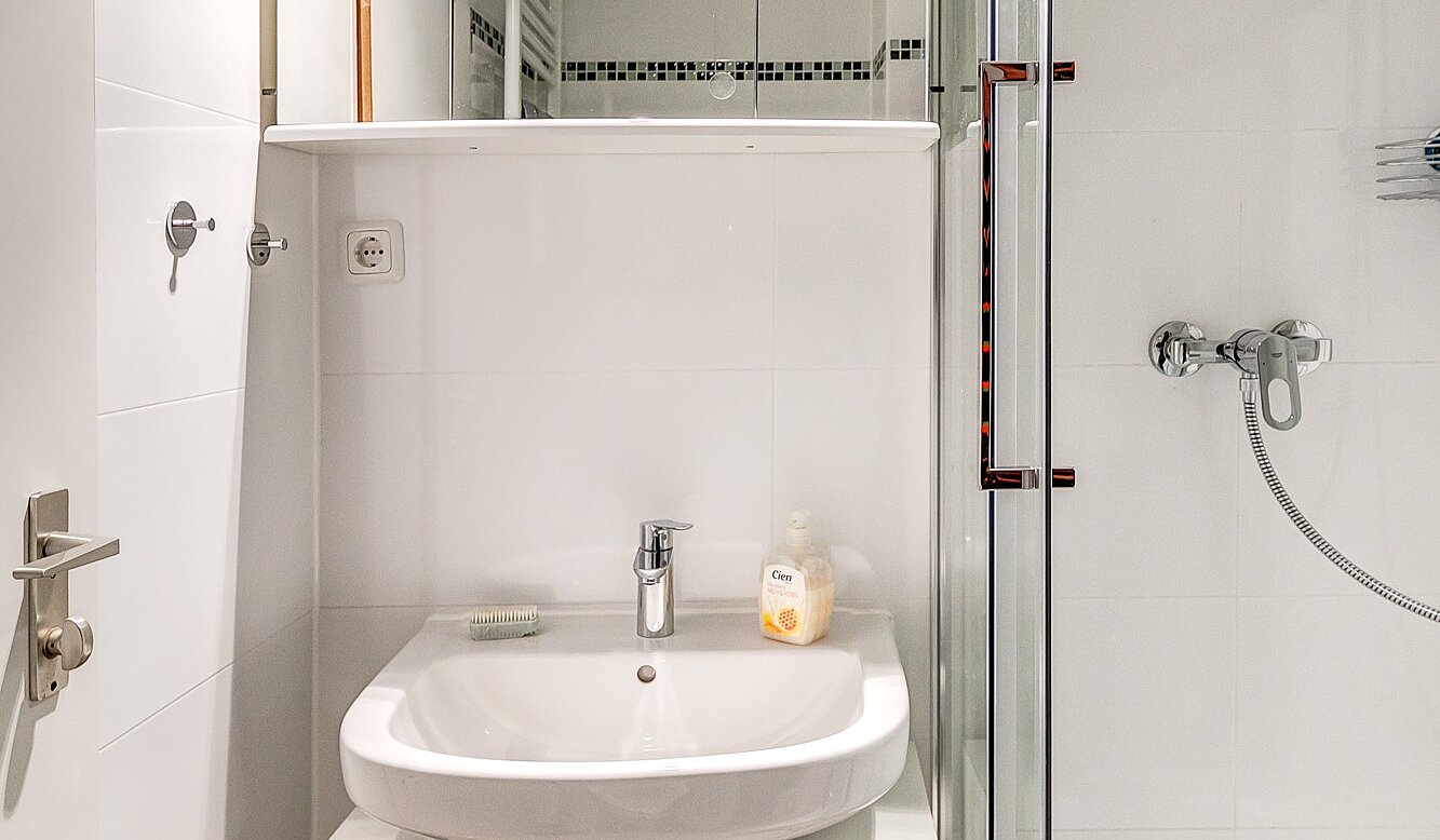 Etagenwohnung mit 1 Zimmer | München-Berg am Laim | 2207ML6 | Weiß gefliestes Bad...