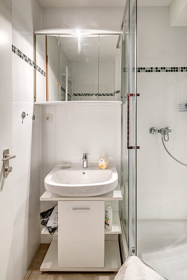 Etagenwohnung mit 1 Zimmer | München-Berg am Laim | 2207ML6 | Weiß gefliestes Bad...