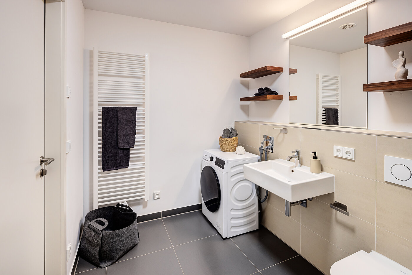 Etagenwohnung mit 2 Zimmern | München-Bogenhausen | 70160 | Großzügiges...