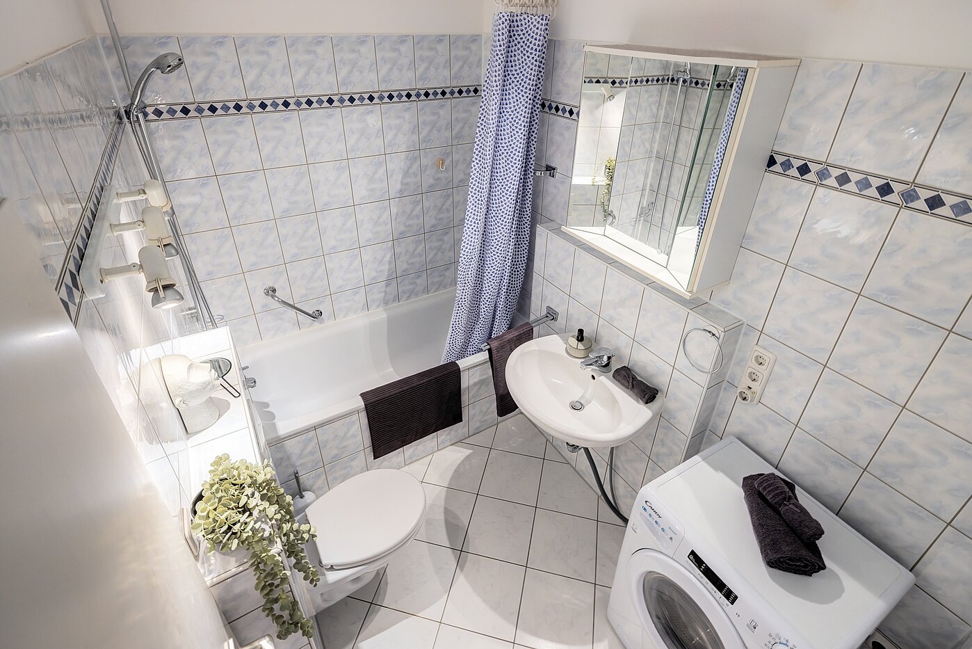 Etagenwohnung mit 3 Zimmern | München-Bogenhausen | 70261 | Badezimmer mit Wanne