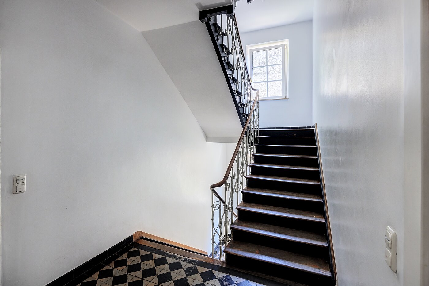 Etagenwohnung mit 1.5 Zimmern | München-Neuhausen | 70473 | Stilvolles Treppenhaus