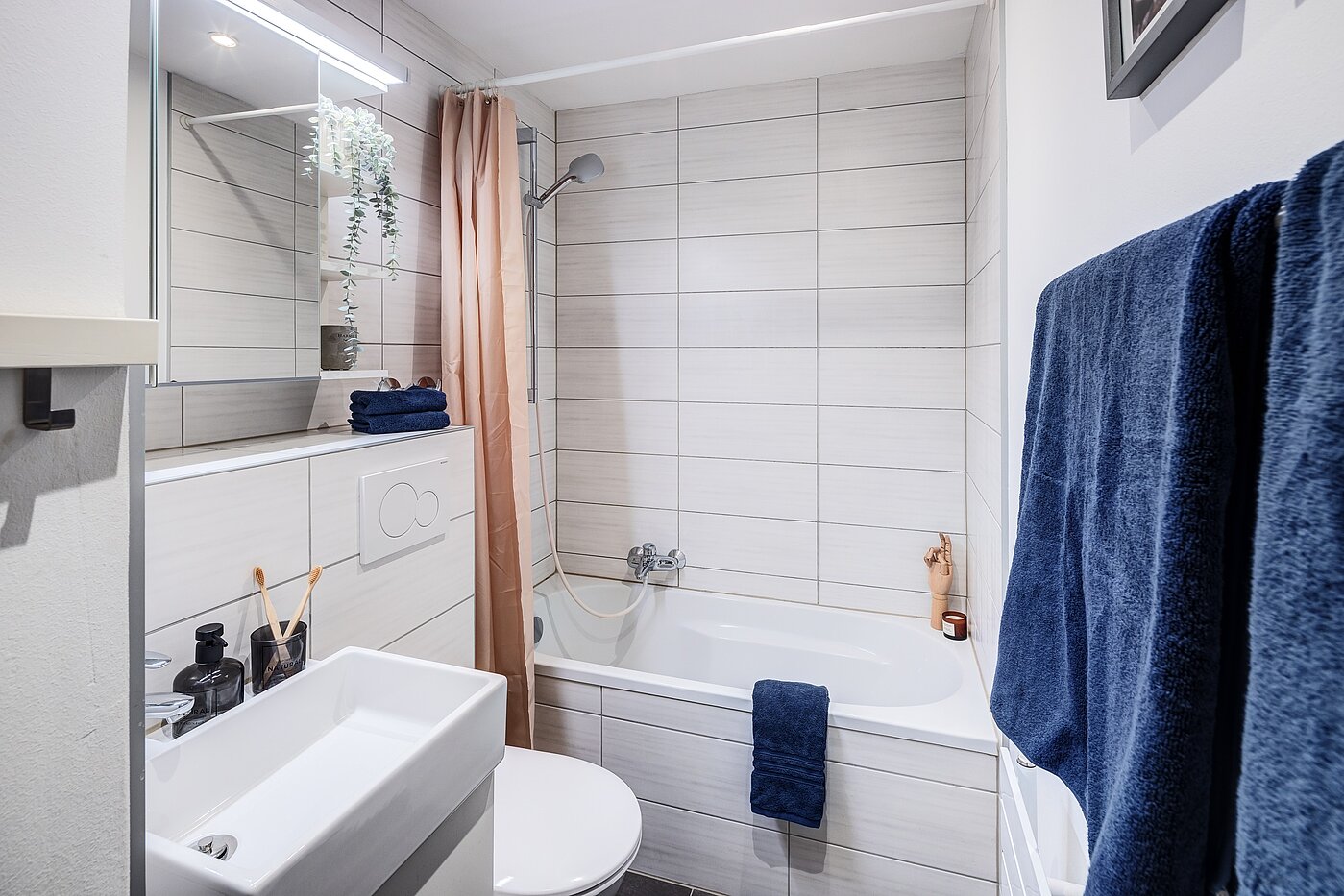 Etagenwohnung mit 2 Zimmern | München-Maxvorstadt | 70390 | Bad mit...