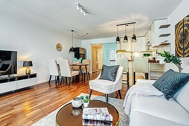 Alt-Schwabing: Hochwertige 2-Zimmer Wohnung mit Balkon und Wintergarten