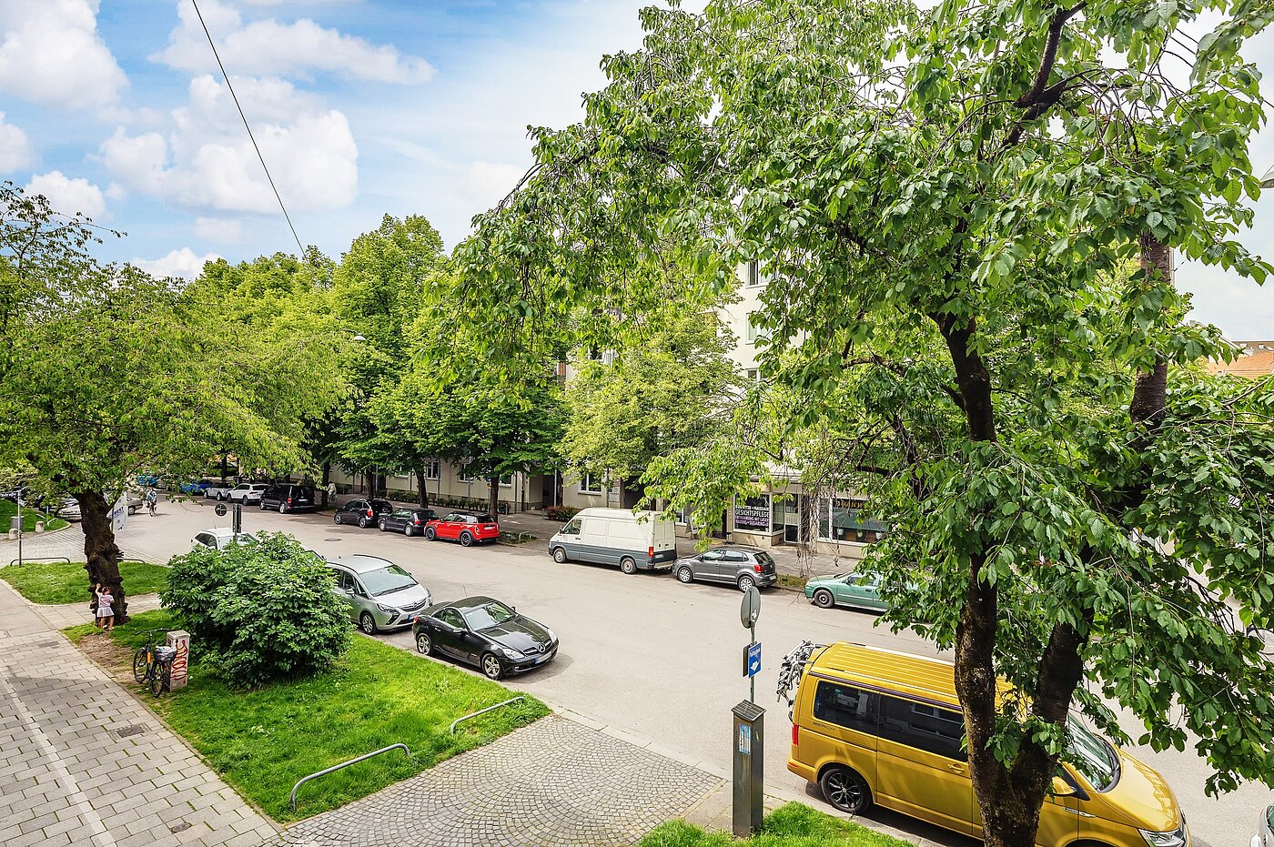 Etagenwohnung mit 2.5 Zimmern | München-Nymphenburg | 2204ML61 | Aussicht zur Straße