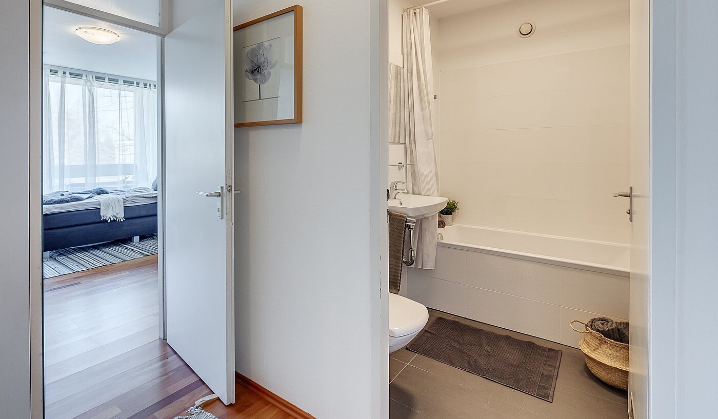 Etagenwohnung mit 1 Zimmer | München-Bogenhausen | 2103ML6 | Blick ins Wannenbad