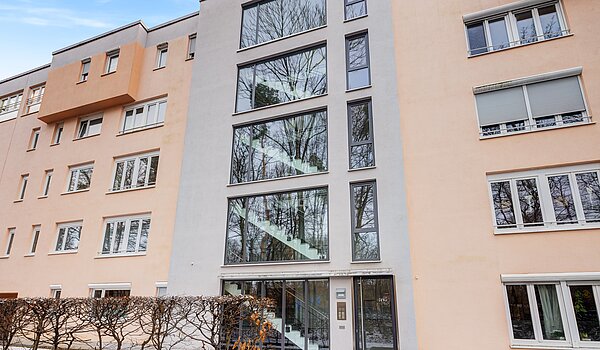 Etagenwohnung mit 2 Zimmern | München-Bogenhausen | 70396 | Außenansicht von der Eingangsseite