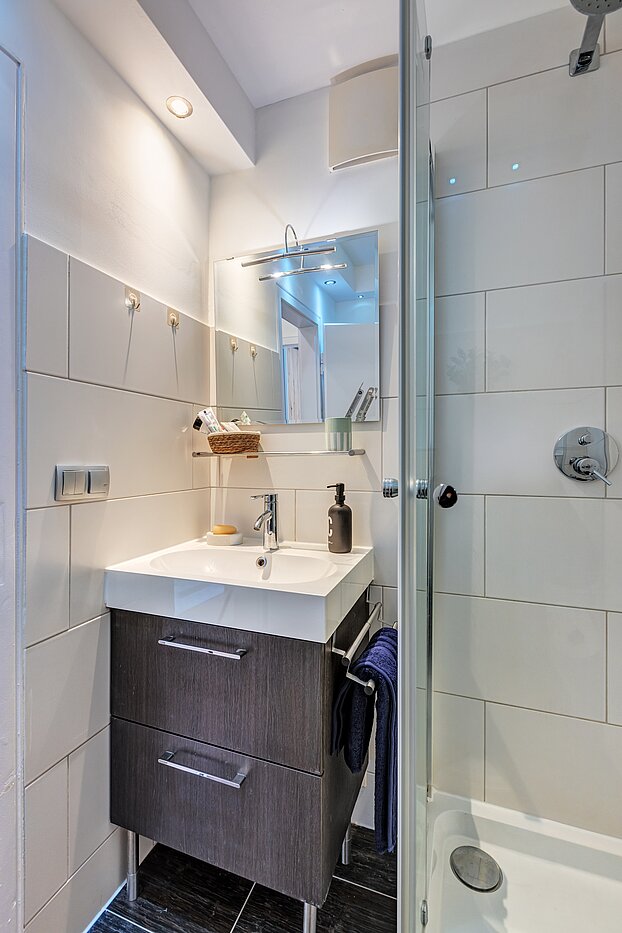 Etagenwohnung mit 1 Zimmer | München-Schwabing | 70454 | Duschbad mit...