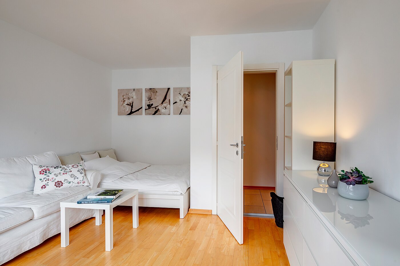 Etagenwohnung mit 2 Zimmern | München-Schwabing | 70130 | Wohn- und Schlafbereich..