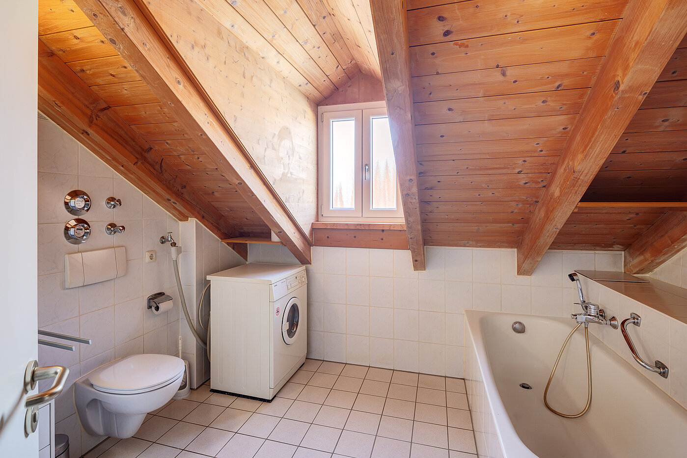 Dachgeschosswohnung mit 2 Zimmern | 70314 | Bad