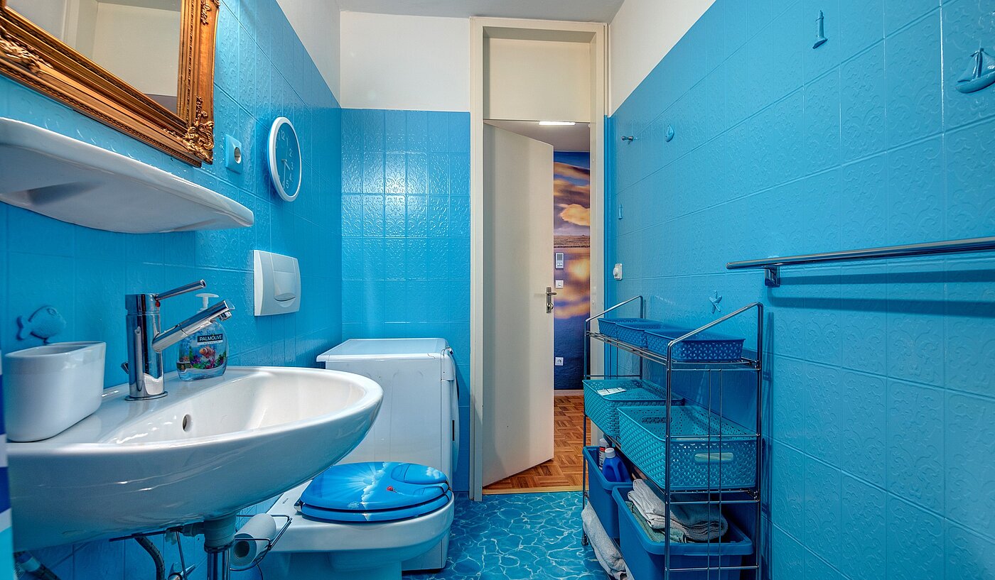 Etagenwohnung mit 1.5 Zimmern | München-Sendling-Westpark | 2207ML4 | Meerblaues Badezimmer...