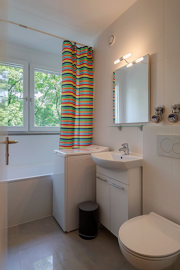 Etagenwohnung mit 2 Zimmern | München-Maxvorstadt | 2105ML3 | Tageslichtbad mit Wanne