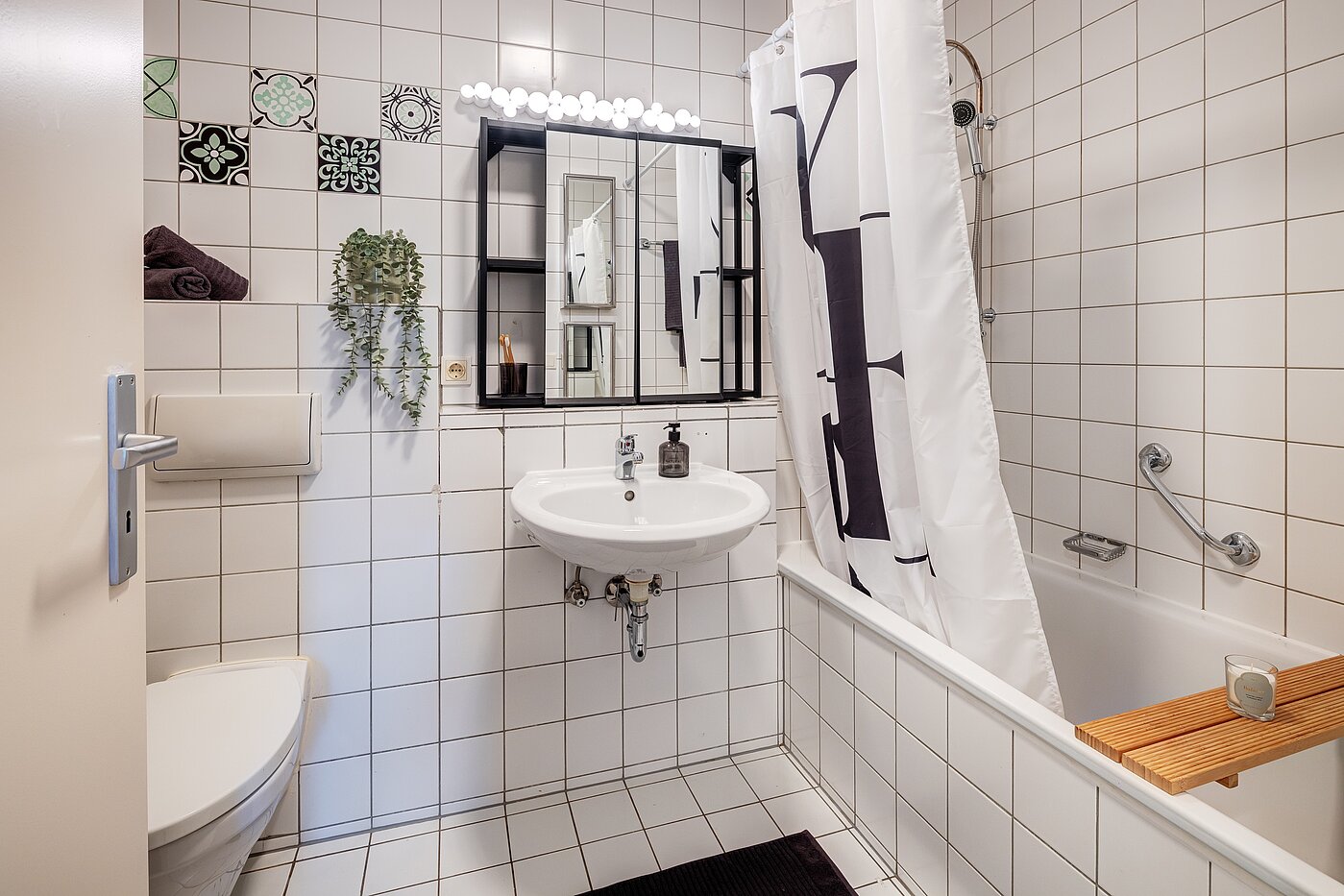 Etagenwohnung mit 3 Zimmern | München-Bogenhausen | 70085 | Weiß gefliestes Bad...
