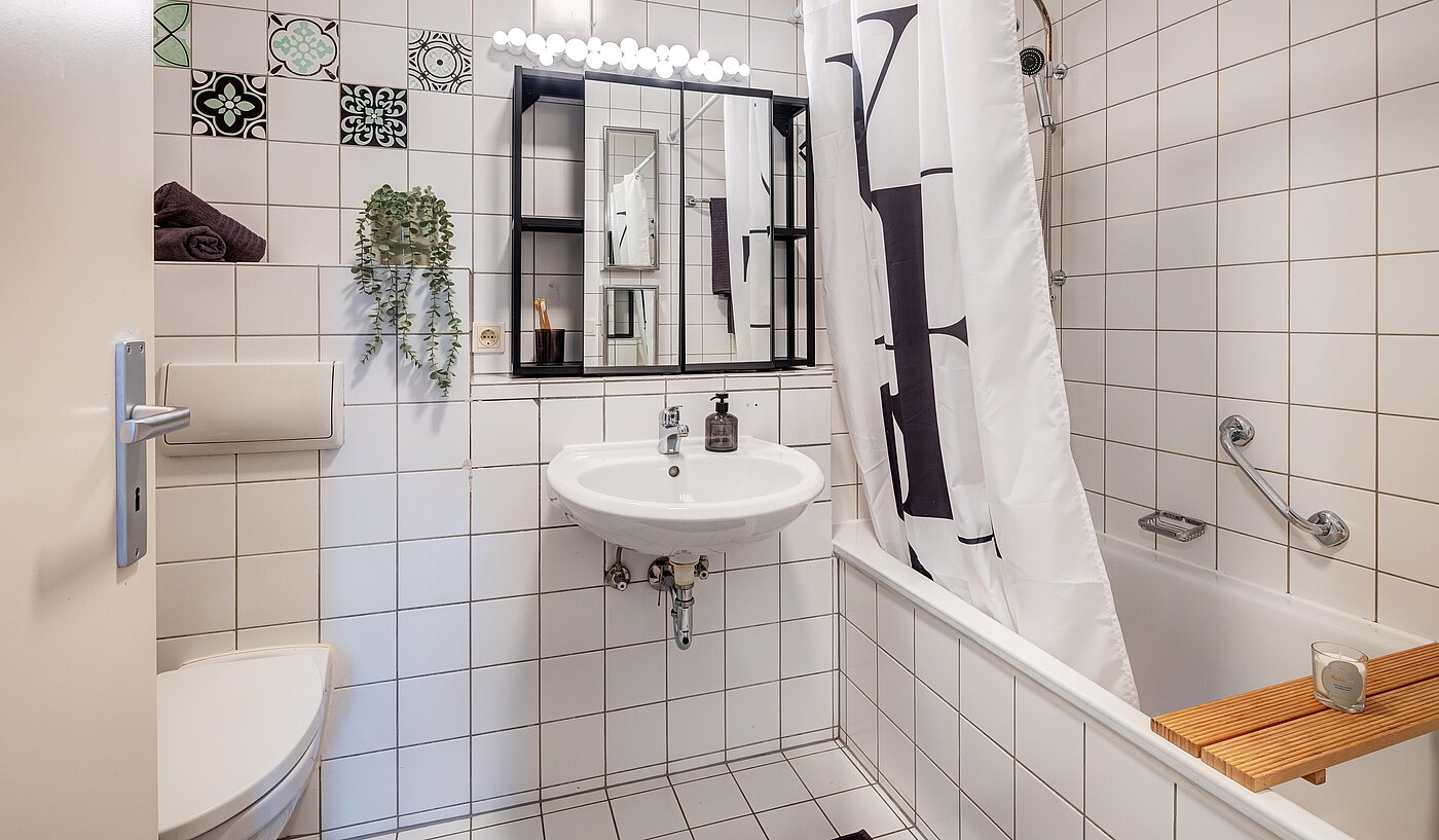 Etagenwohnung mit 3 Zimmern | München-Bogenhausen | 70085 | Weiß gefliestes Bad...